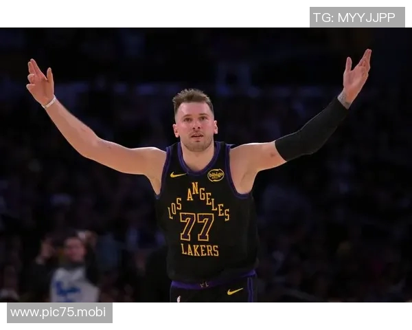 第15次技犯!东契奇又摊手抱怨 再吃1个T就要被自动禁赛